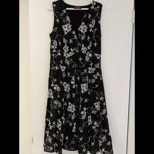 Bella Black with White Floral Embroidery Cocktail Dress Size 8/10